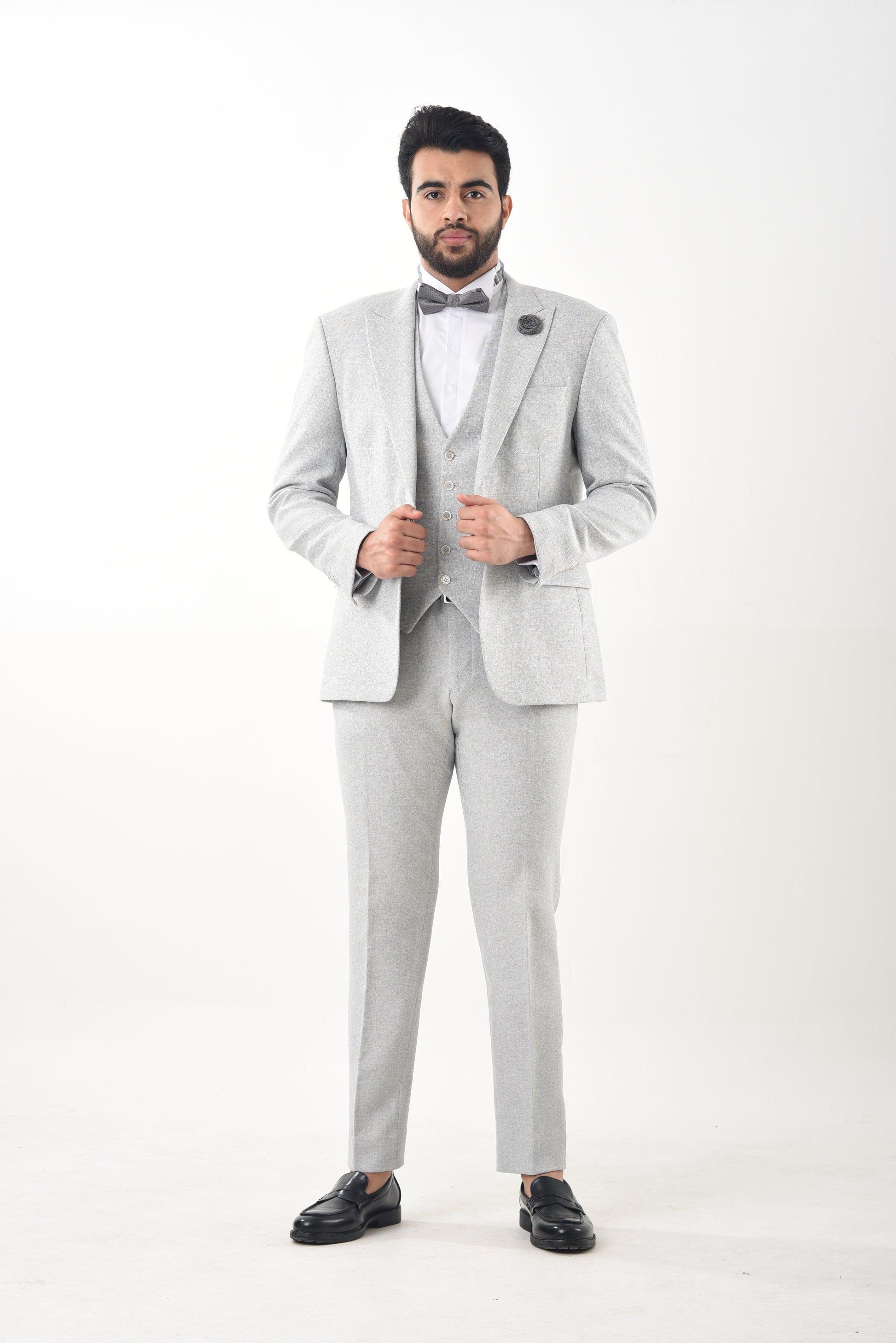 Costume trois pièces gris – Sobriété et distinction