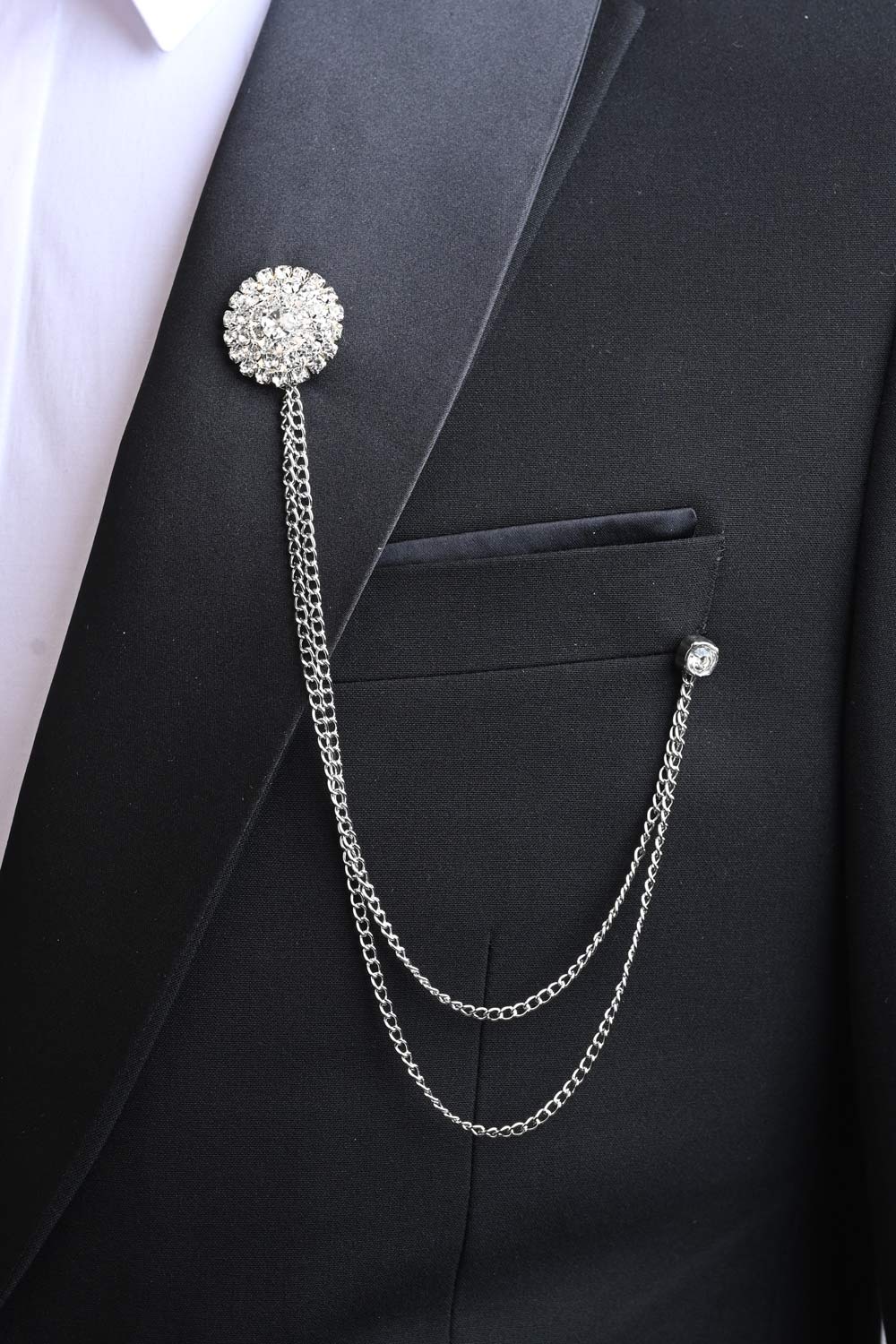 Broche de costume ornée de cristaux