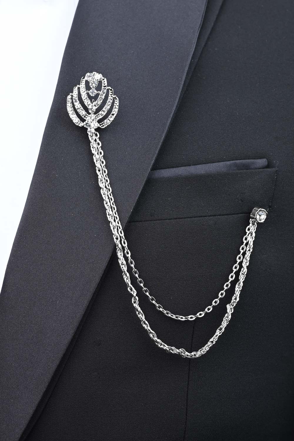 Broche de costume ornée de cristaux