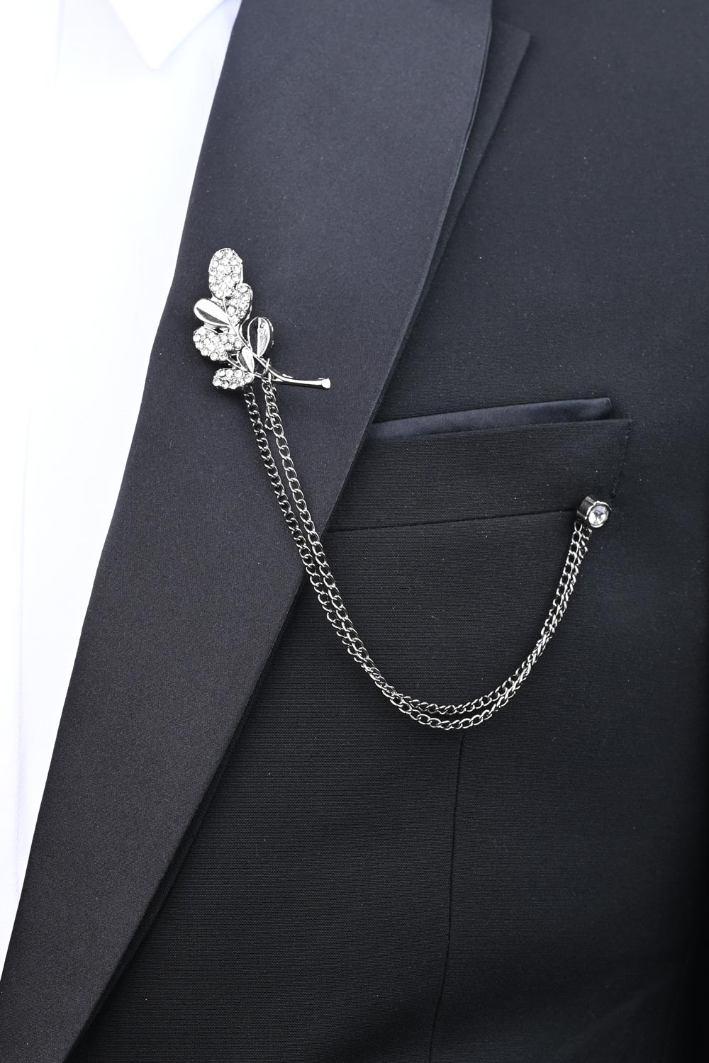 Broche de costume ornée de cristaux
