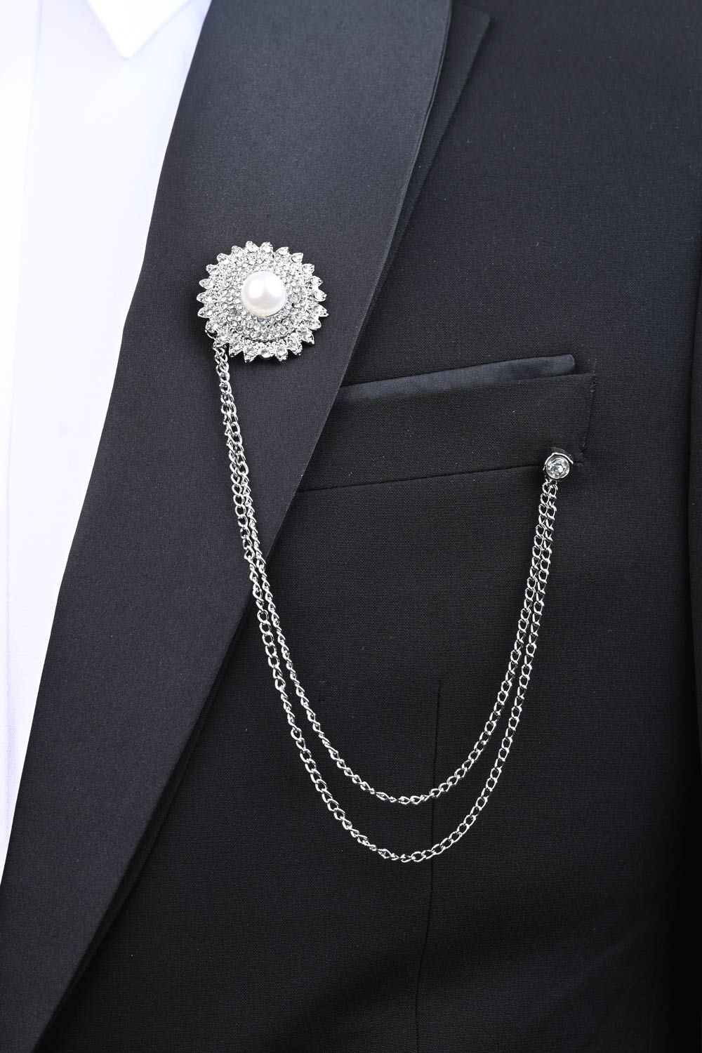 Broche de costume ornée de cristaux