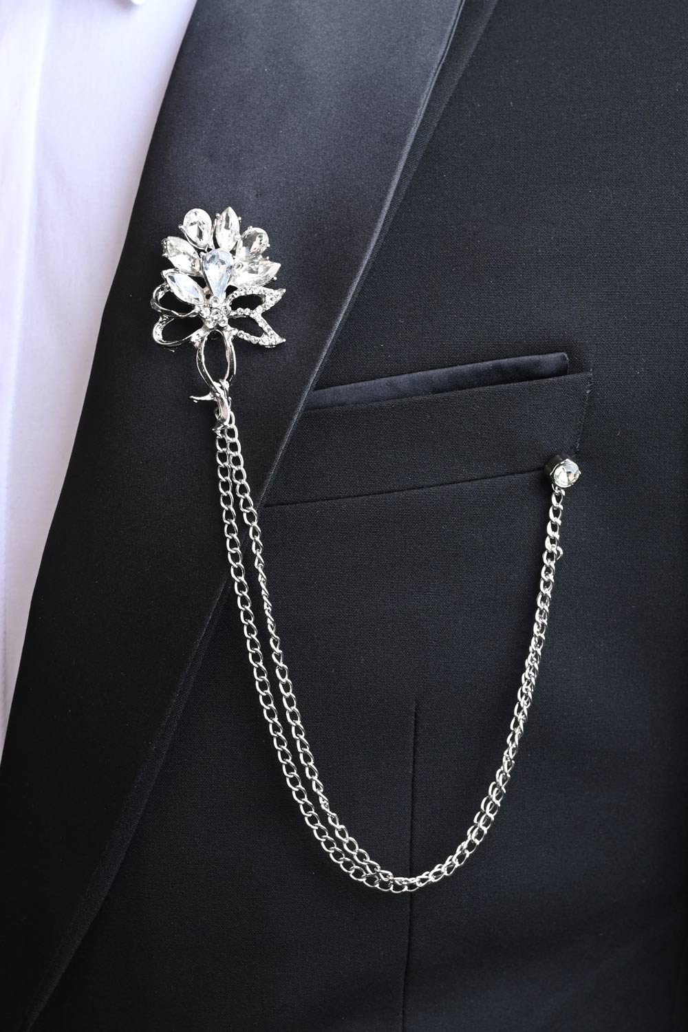Broche de costume ornée de cristaux