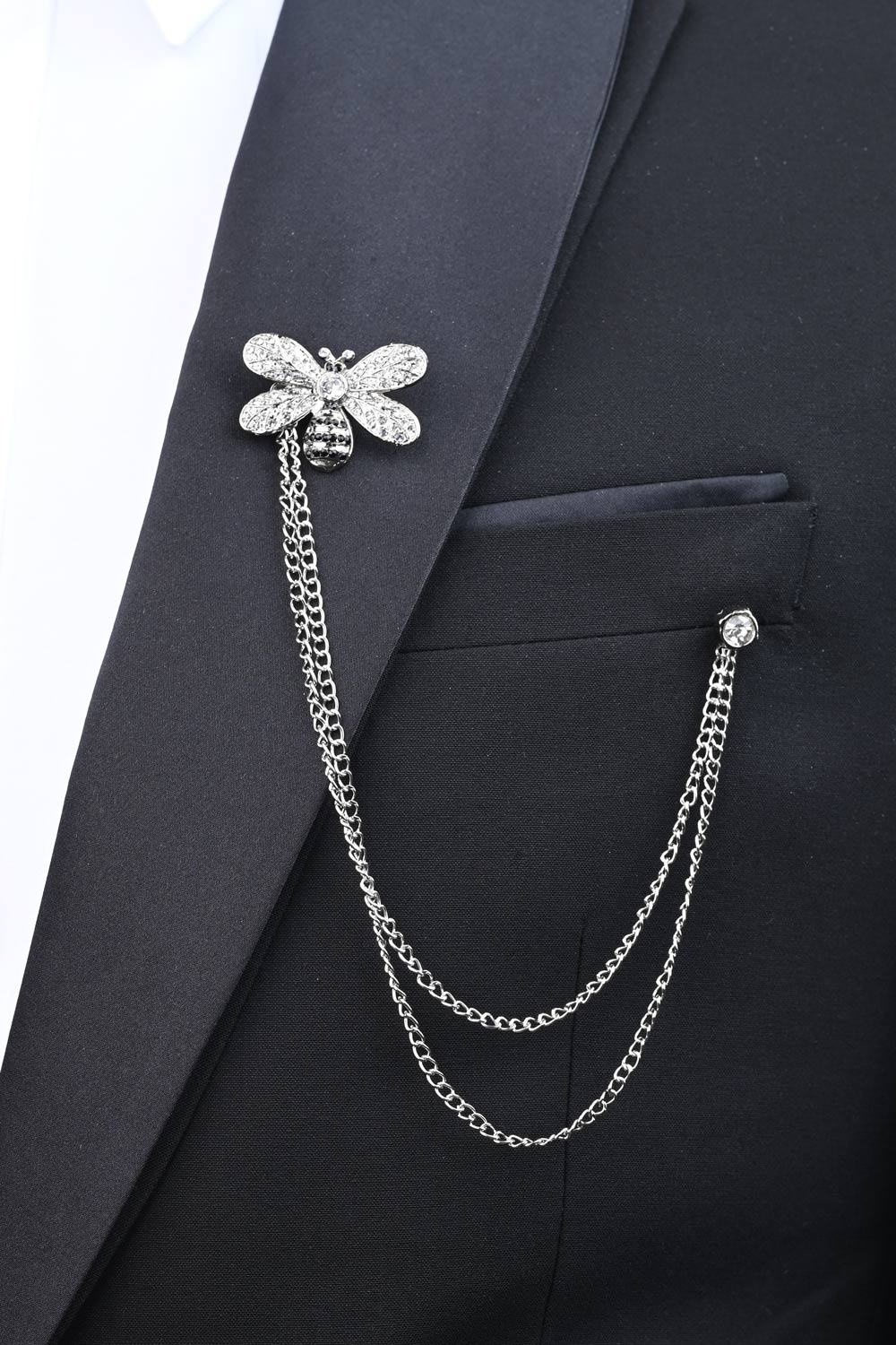 Broche de costume ornée de cristaux