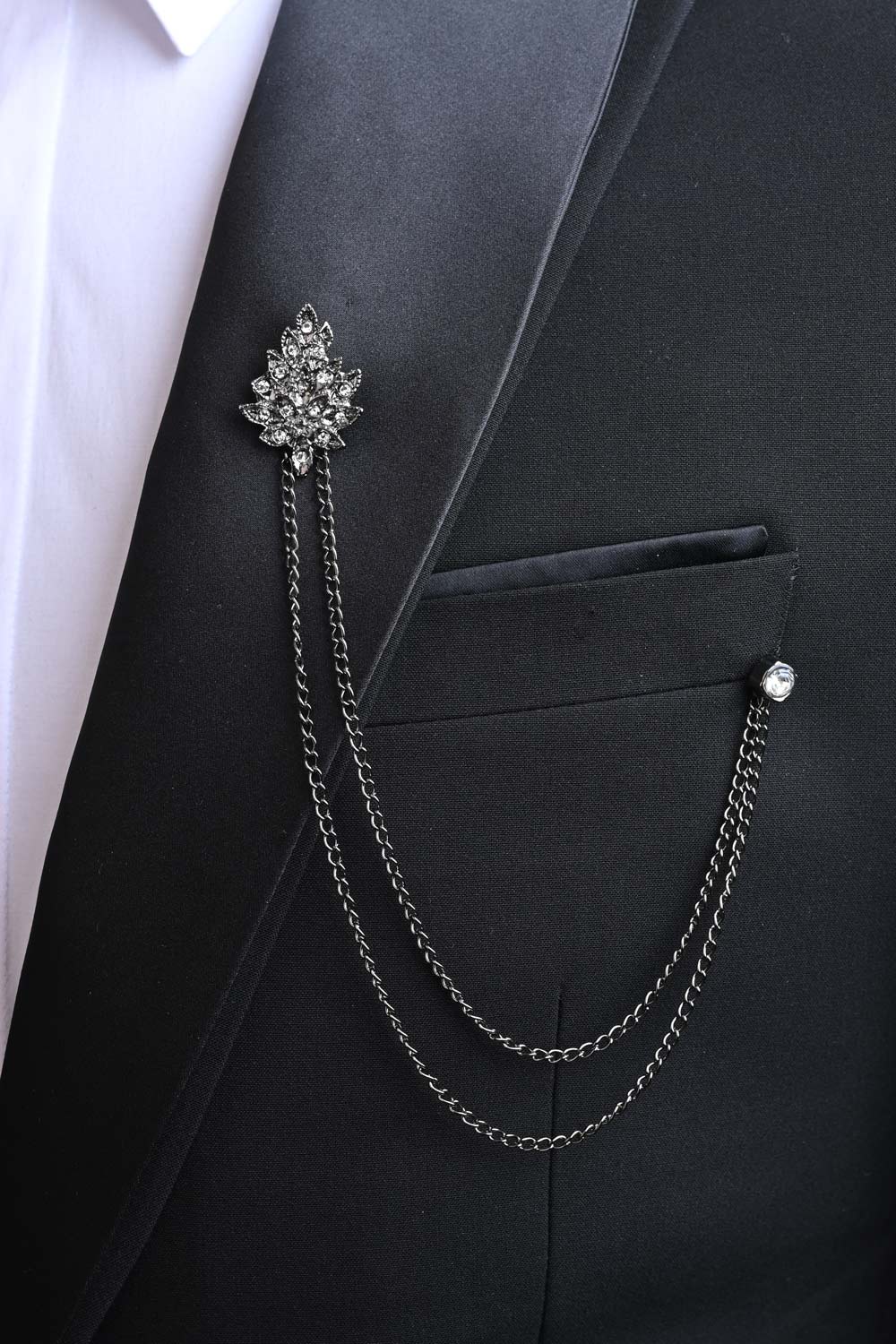 Broche de costume ornée de cristaux