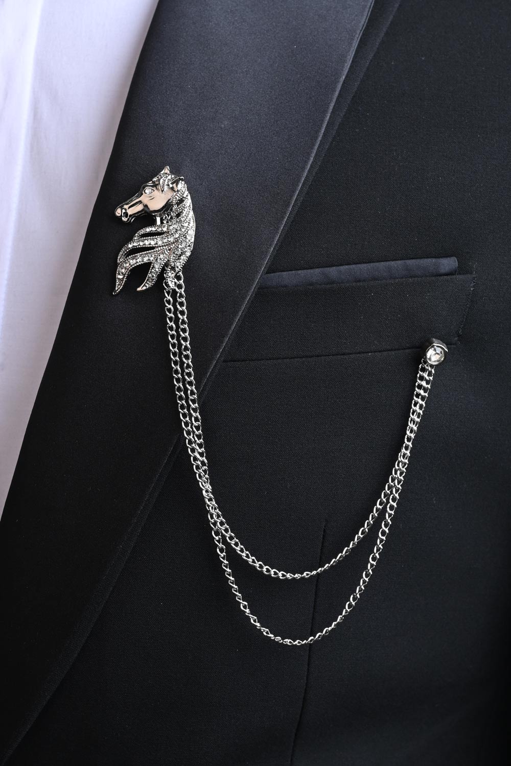 Broche de costume ornée de cristaux