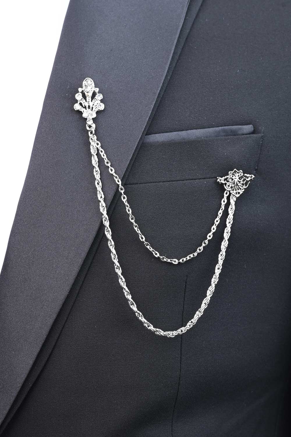 Broche de costume ornée de cristaux