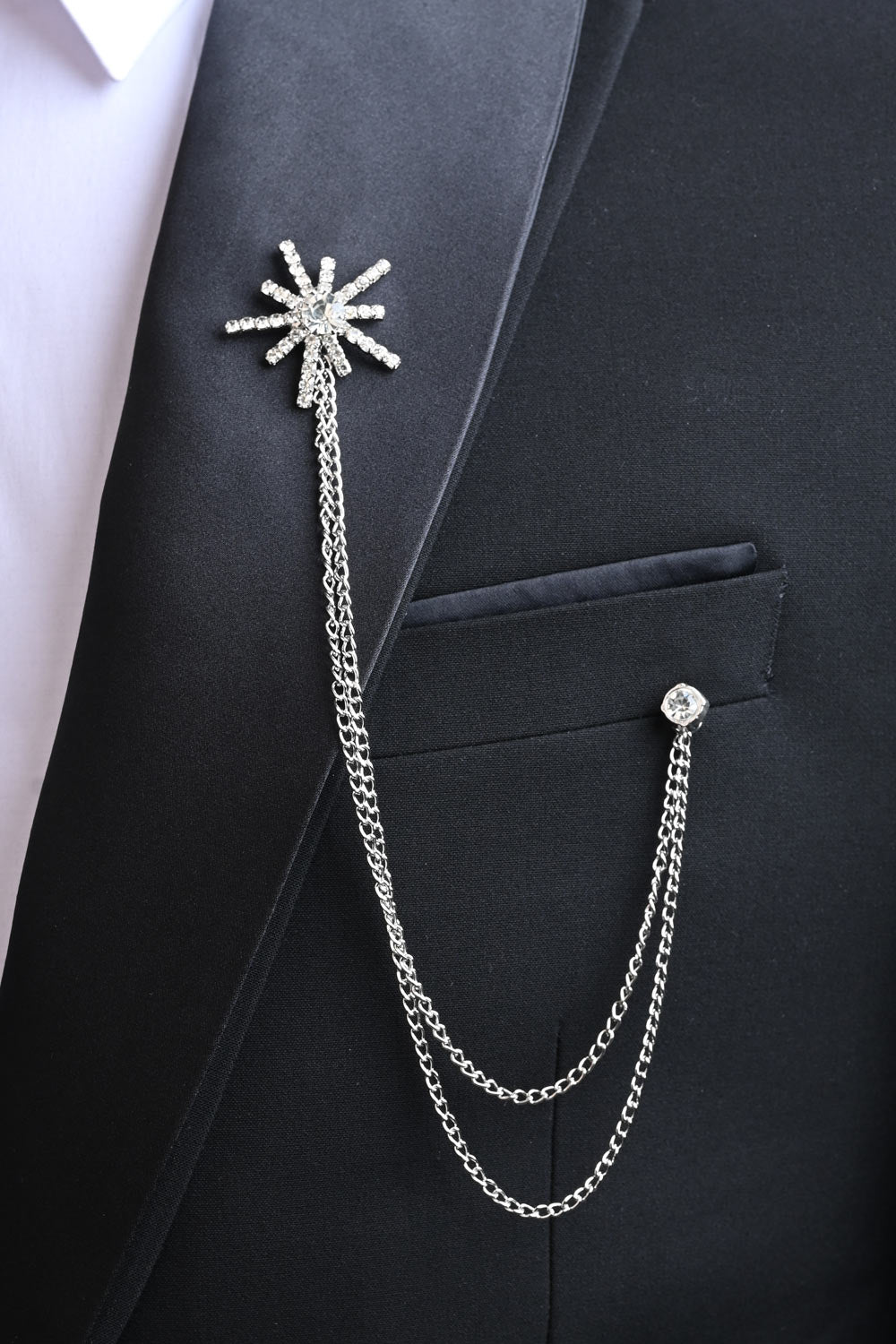 Broche de costume ornée de cristaux