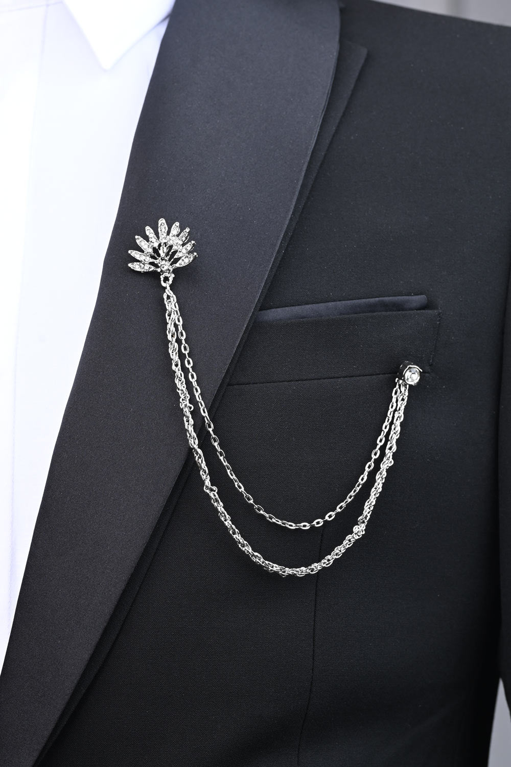 Broche de costume ornée de cristaux