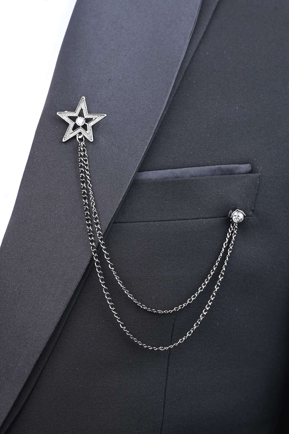 Broche de costume ornée de cristaux