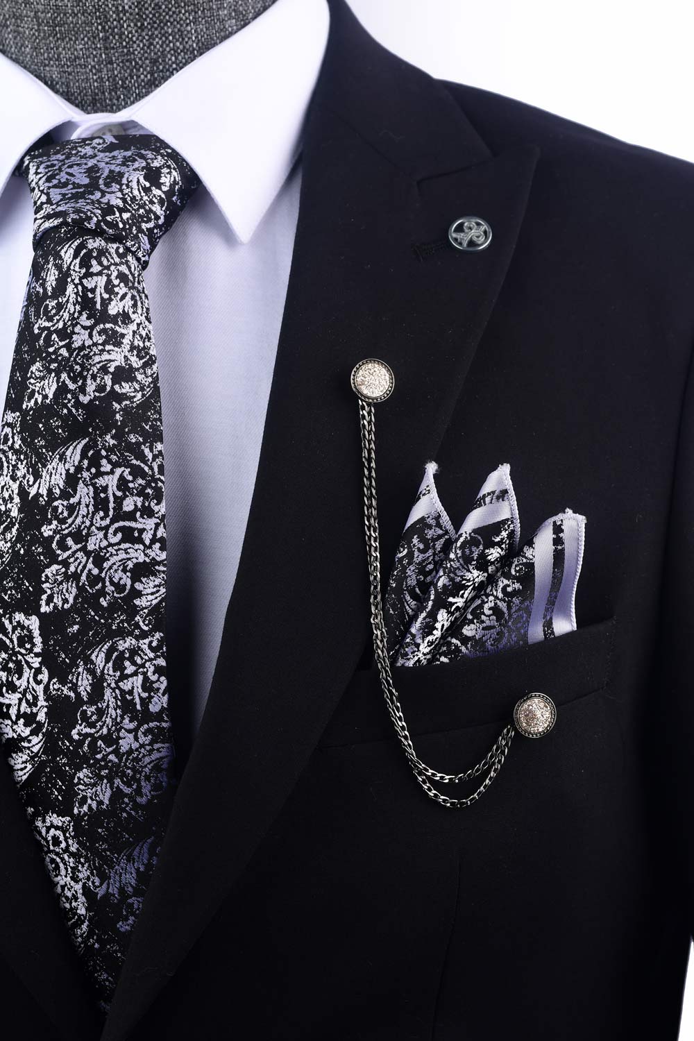 Broche de costume ornée de cristaux