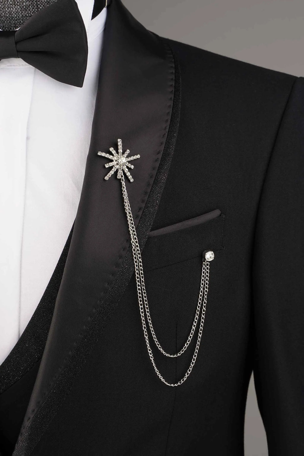 Broche de costume ornée de cristaux