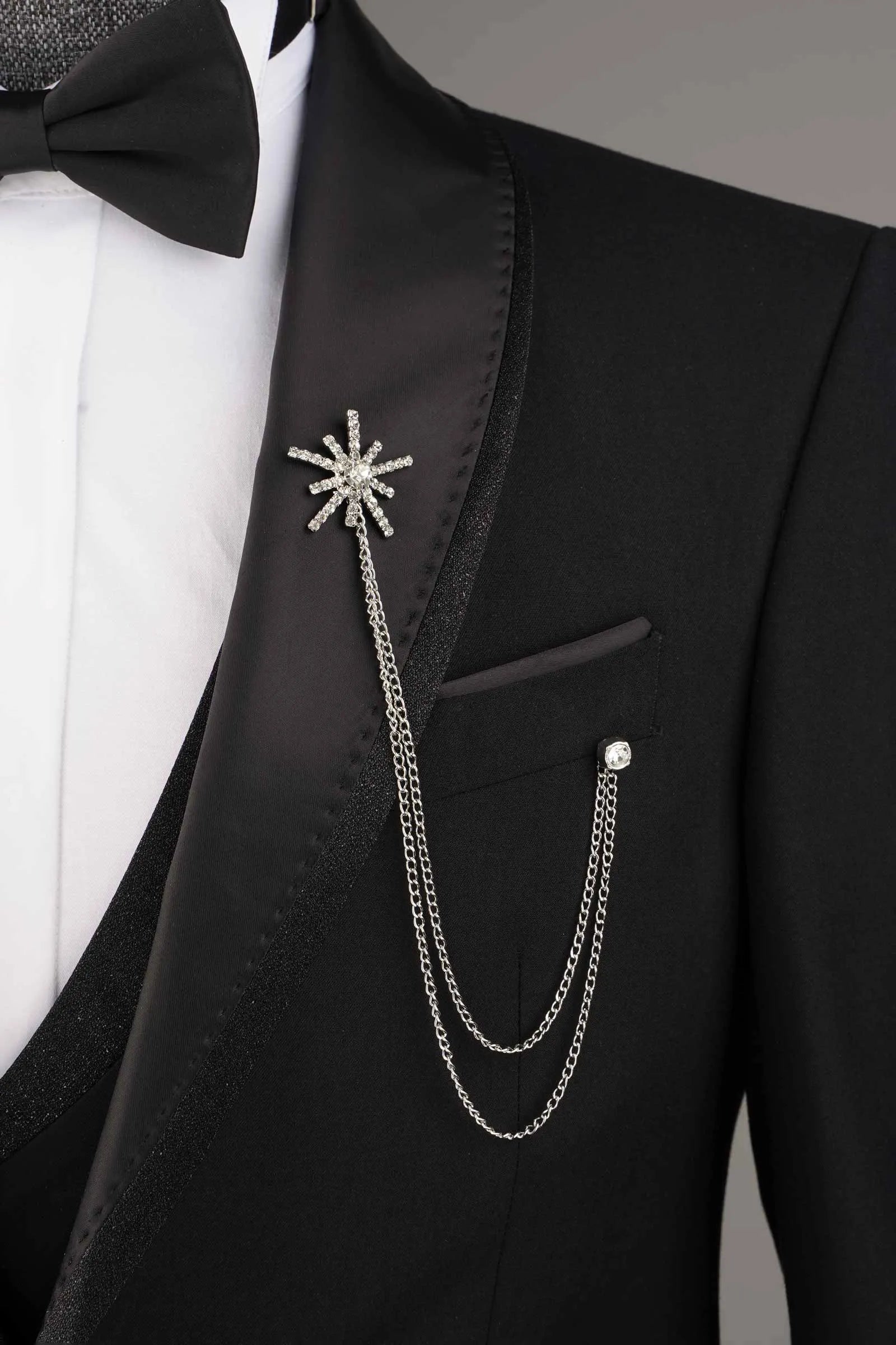 Broche de costume ornée de cristaux