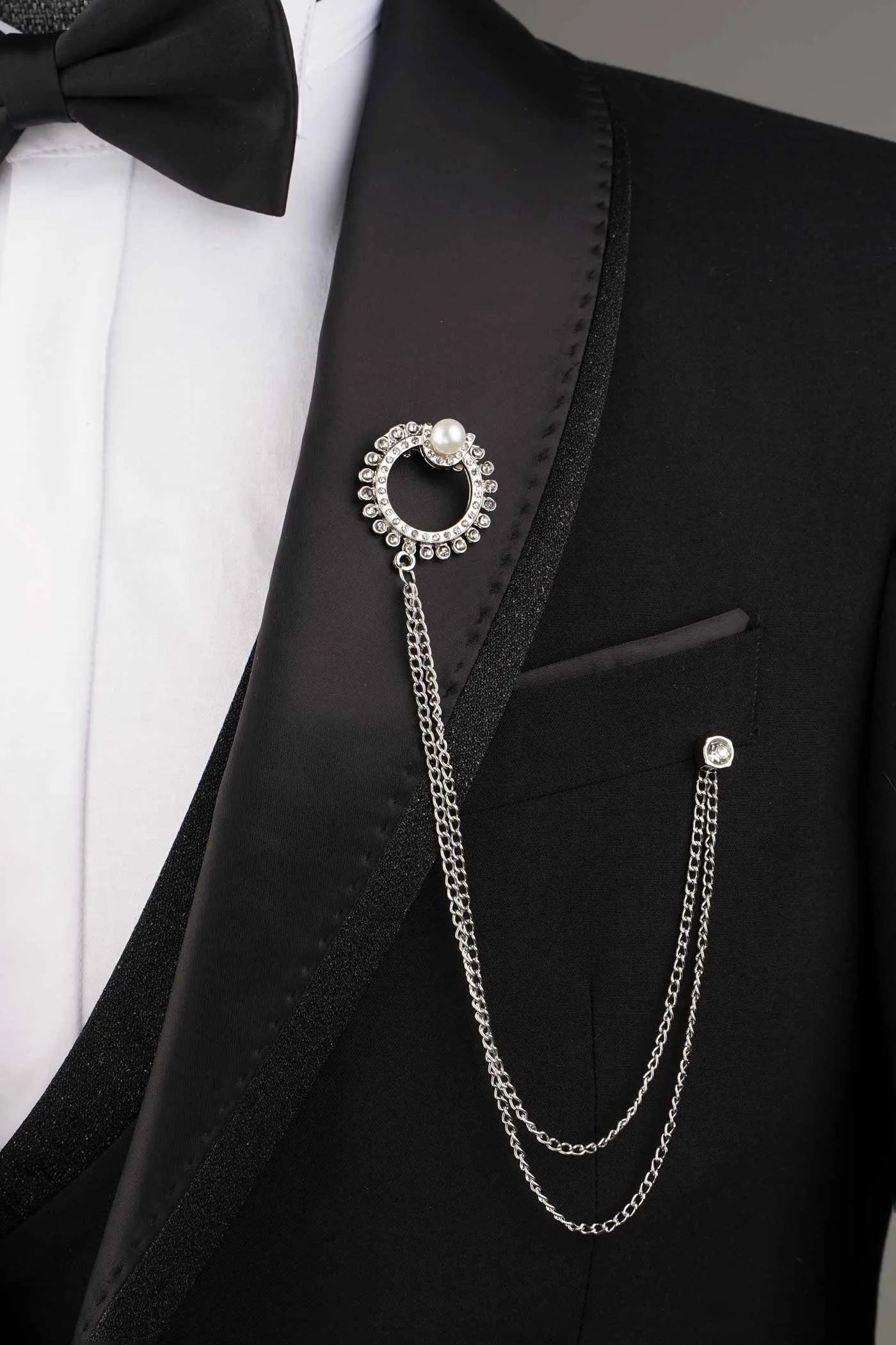 Broche de costume ornée de cristaux