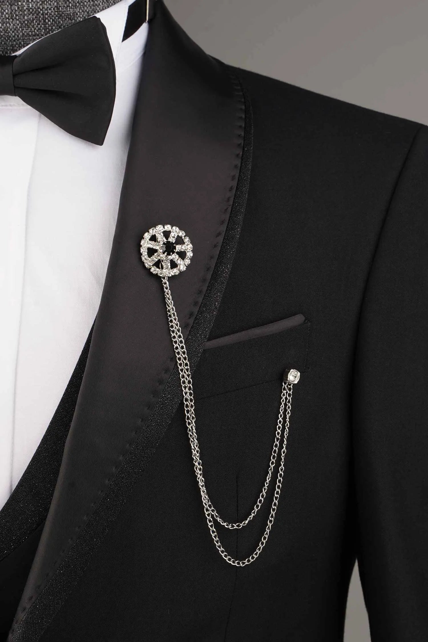 Broche de costume ornée de cristaux