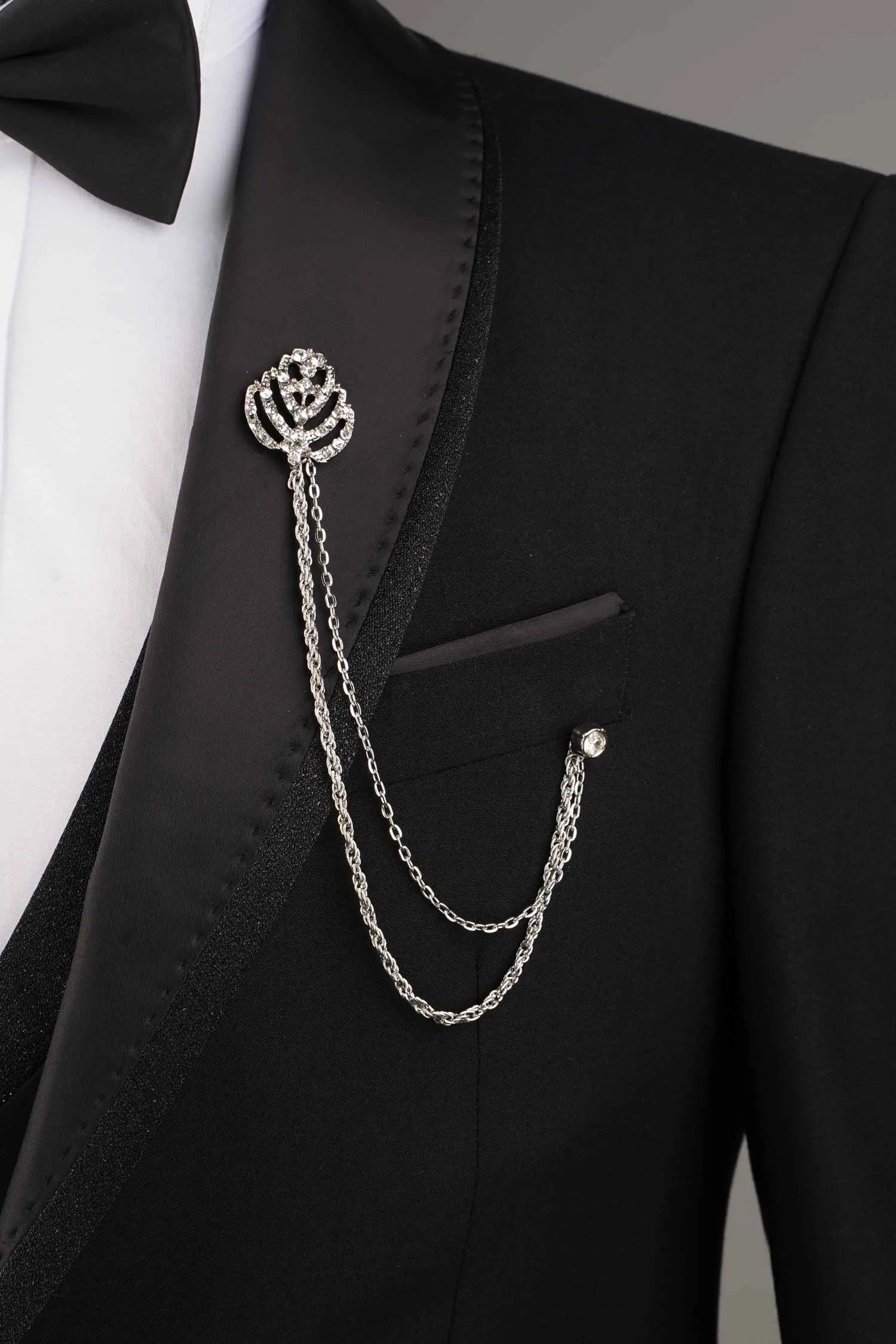 Broche de costume ornée de cristaux