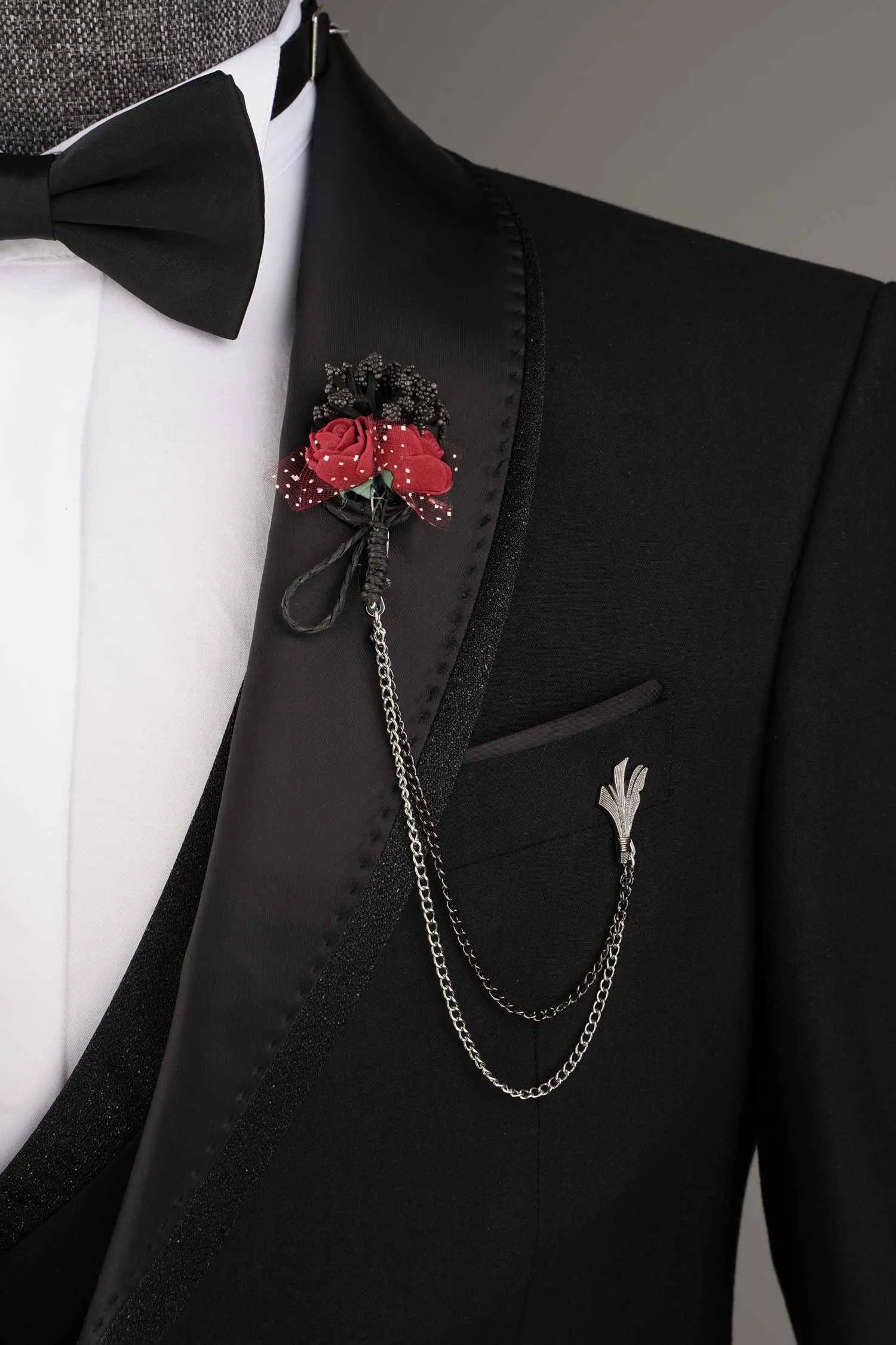 Broche de costume ornée de cristaux