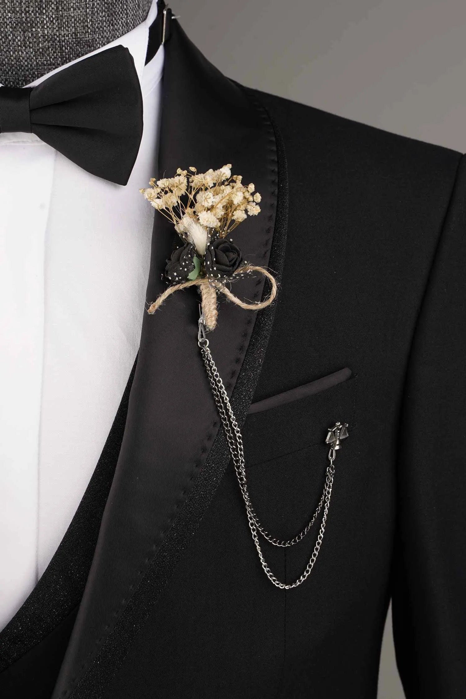 Broche de costume ornée de cristaux