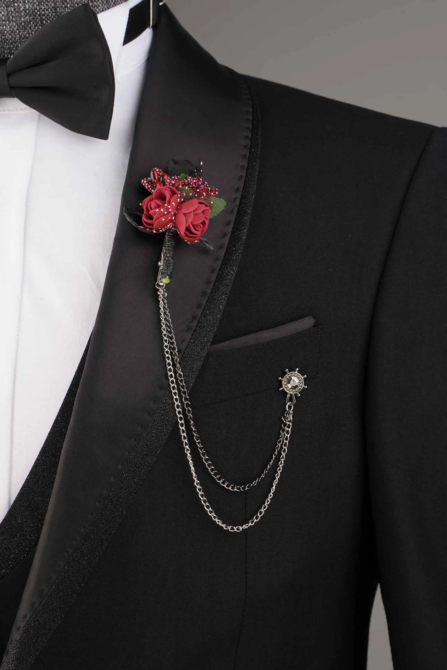 Broche de costume ornée de cristaux
