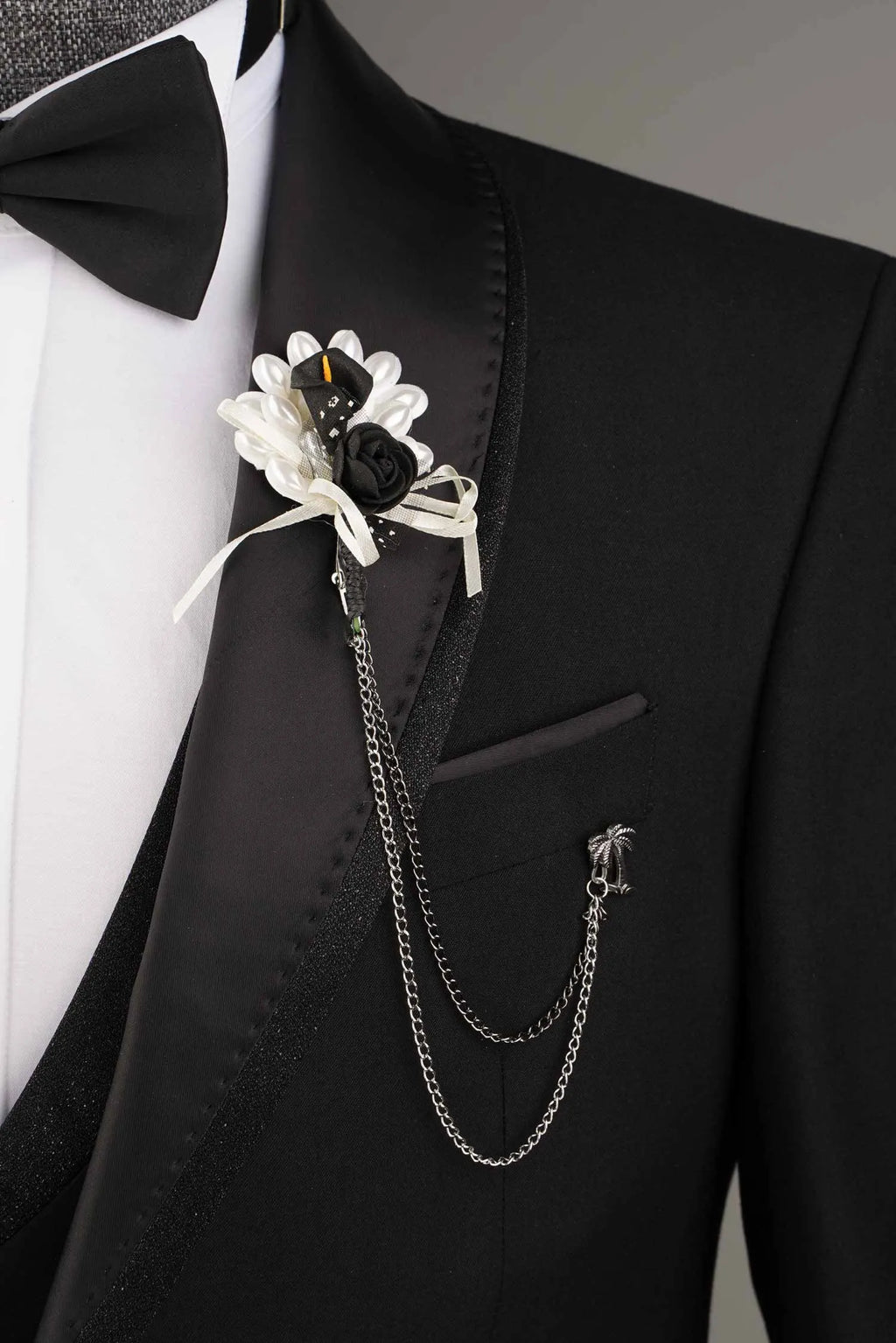 Broche de costume ornée de cristaux