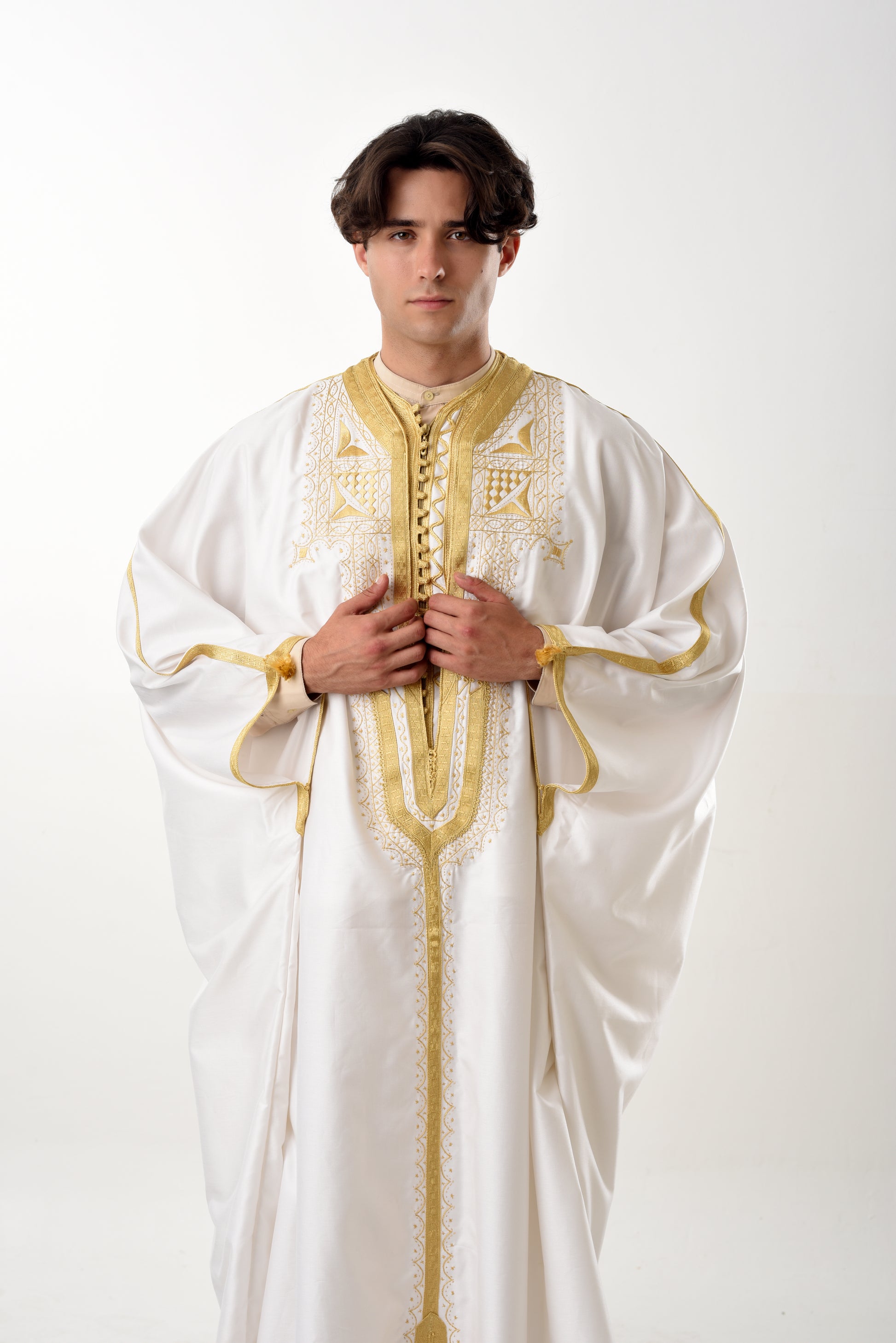 Jebba Tunisienne Traditionnelle  - Élégance Blanche et Dorée
