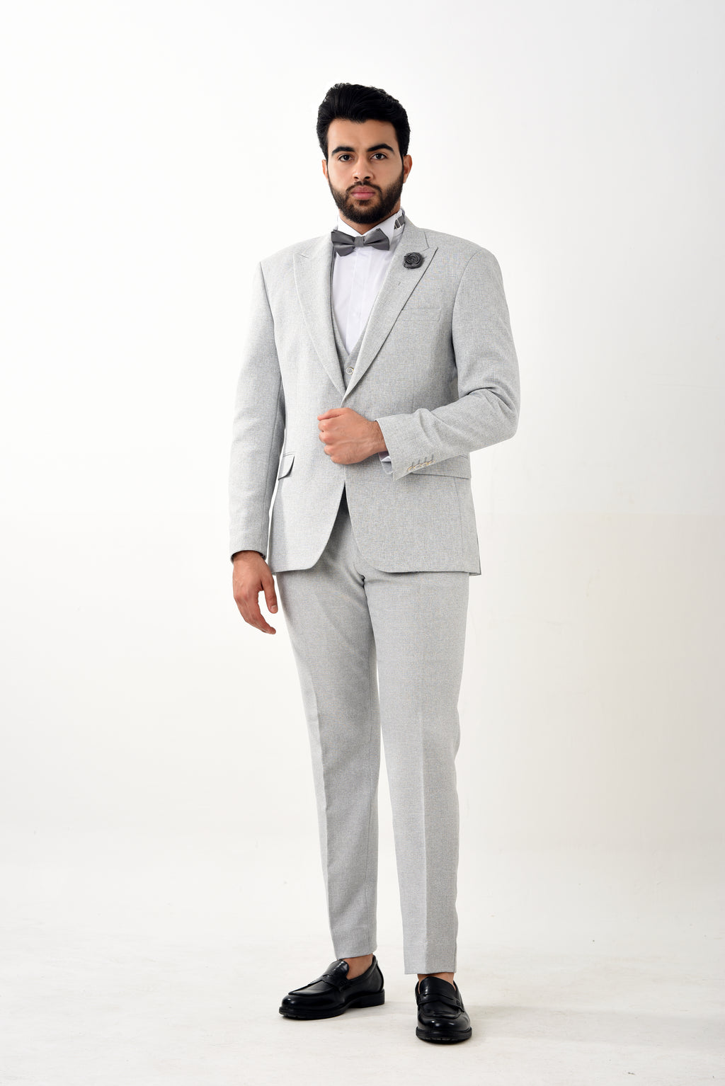 Costume trois pièces gris – Sobriété et distinction