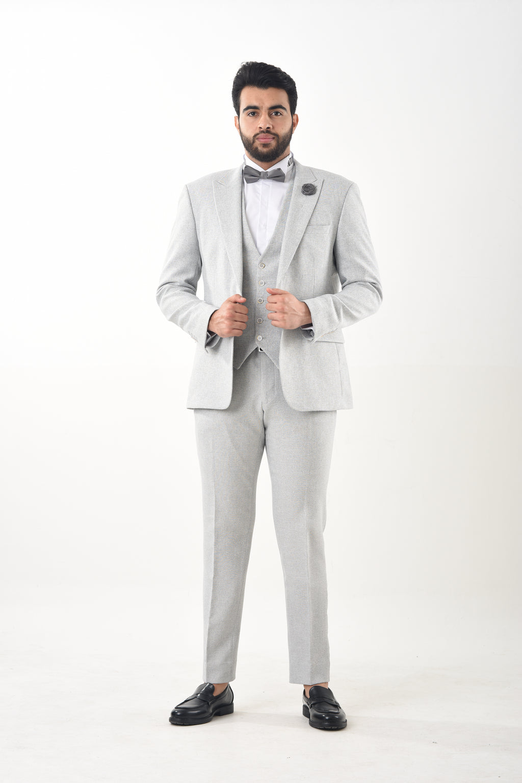 Costume trois pièces gris – Sobriété et distinction