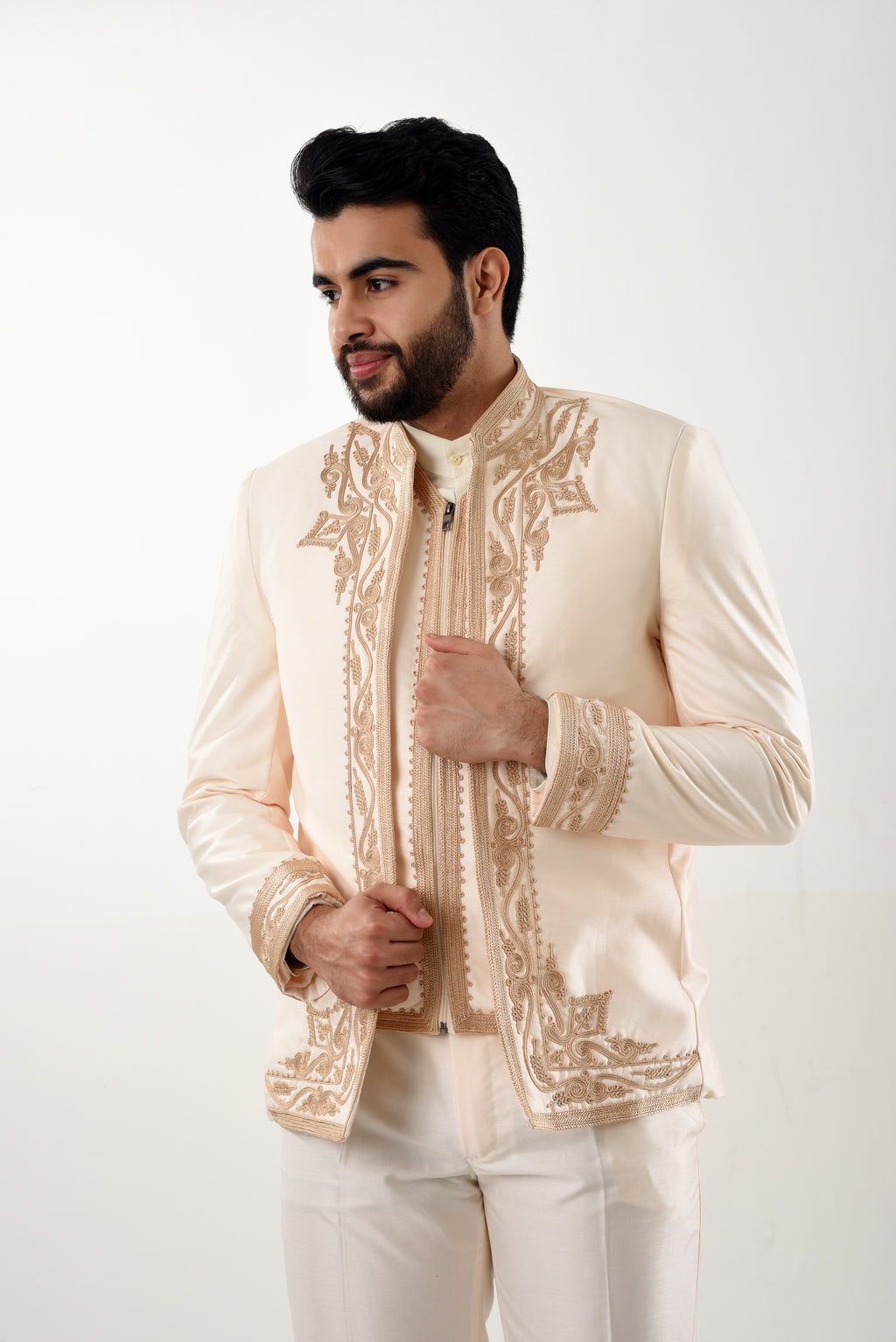 Tenue Traditionnelle Tunisienne – Élégance Naturelle