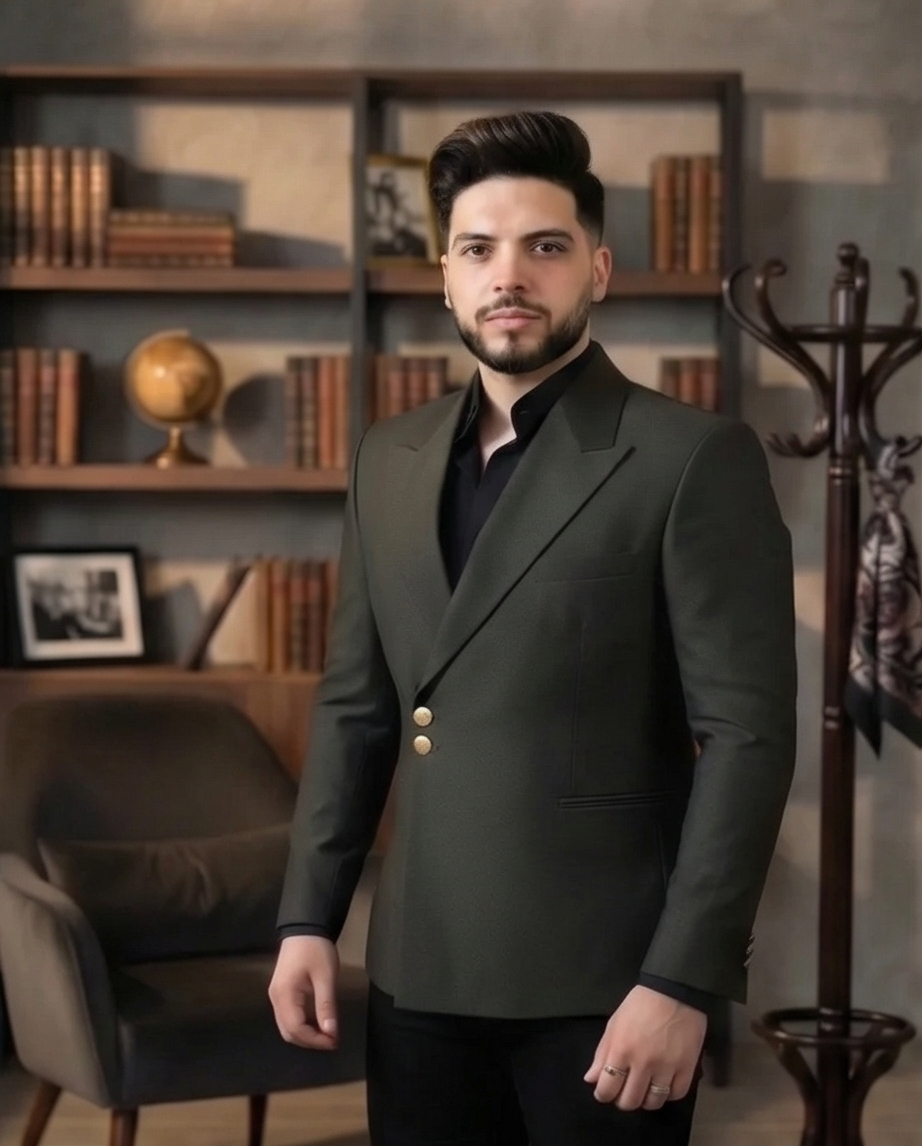 L’Audace du Style : Costume Croisé Vert Olive & Boutons Doré
