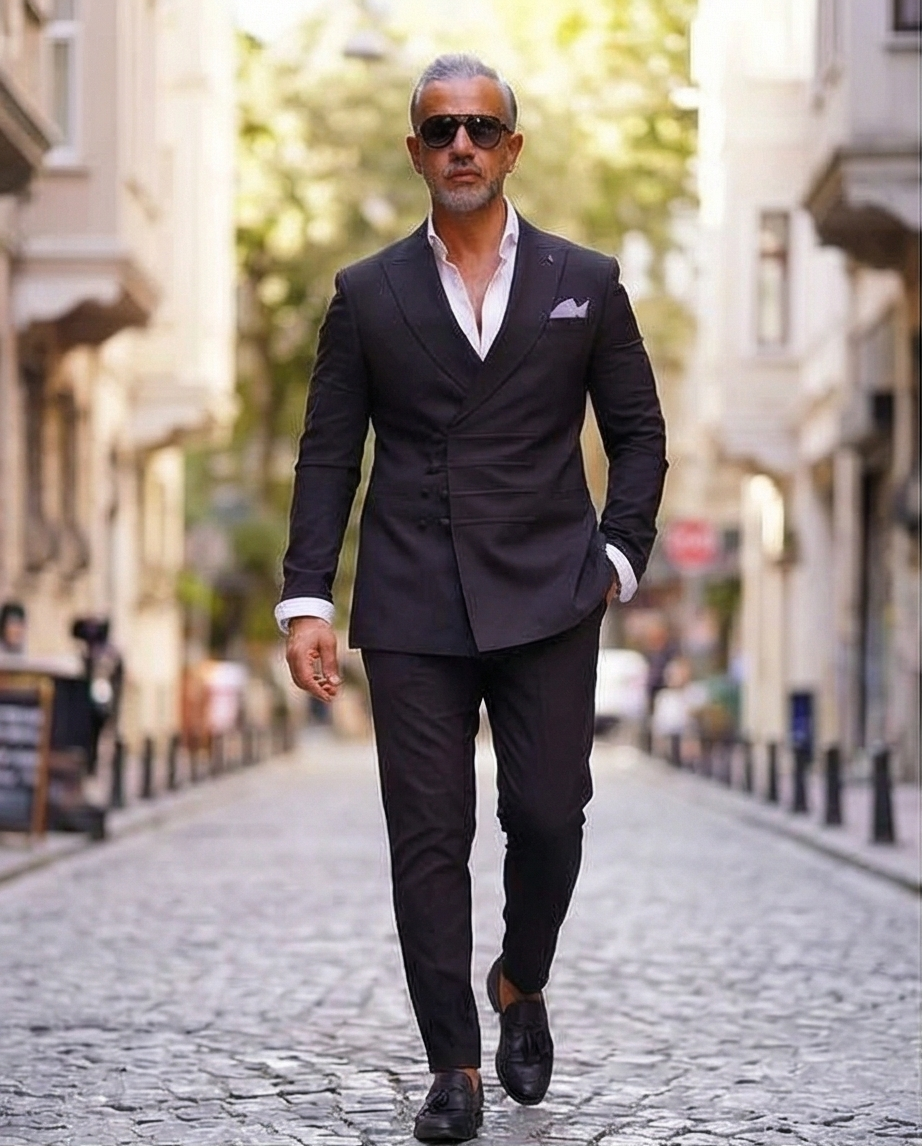 L’Allure du Gentleman : Costume Croisé 4 Boutons
