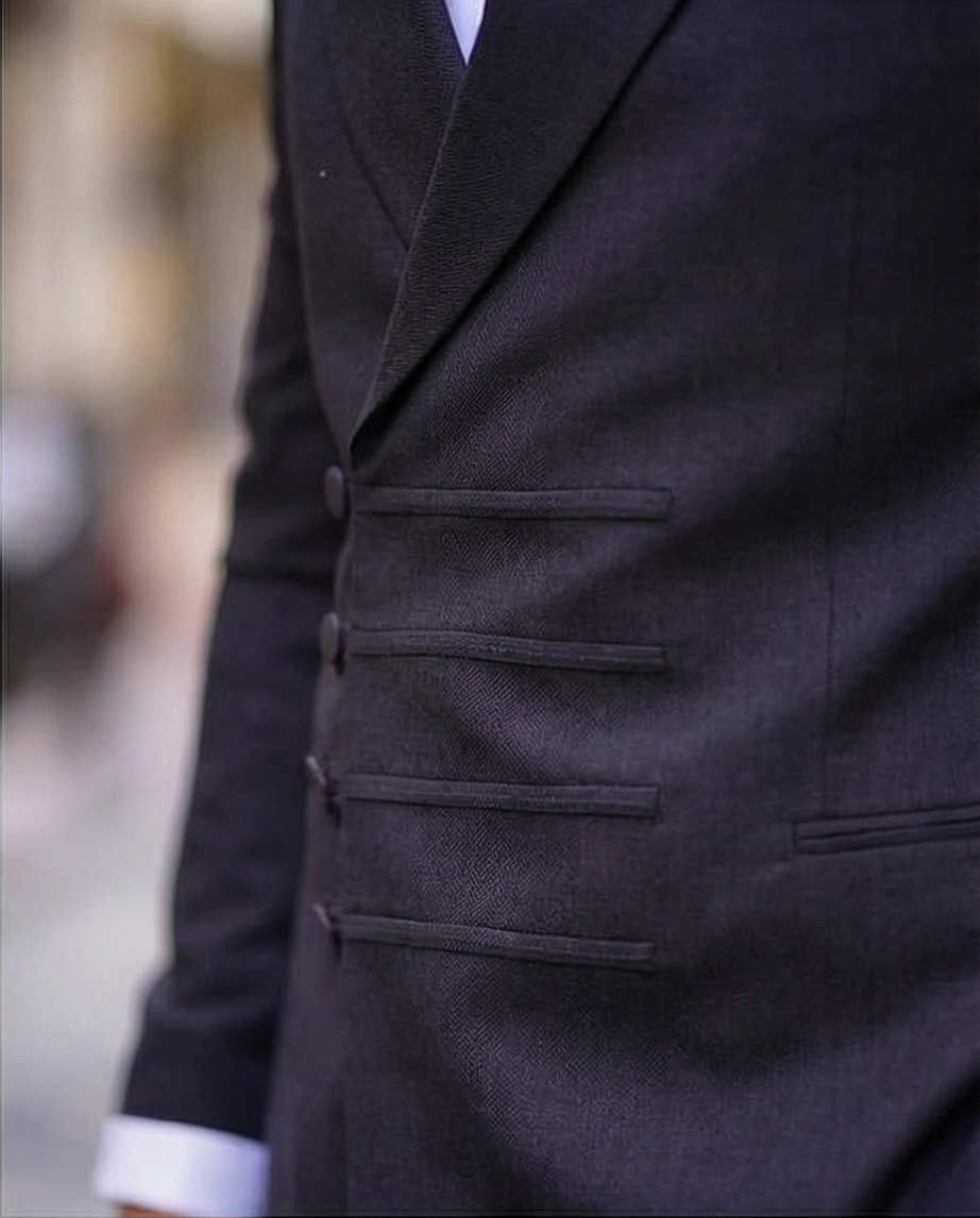 L’Allure du Gentleman : Costume Croisé 4 Boutons