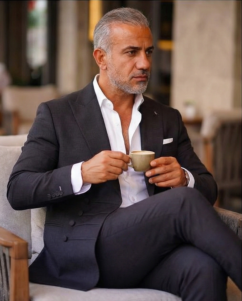 L’Allure du Gentleman : Costume Croisé 4 Boutons