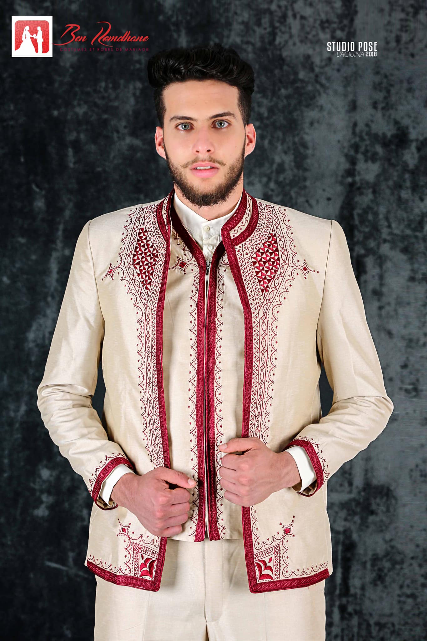 Costume Artisanal Beige bordée en Rouge